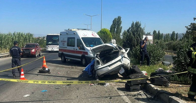 Manisa’da feci kaza: TIR’la çarpışan otomobil mezarları oldu