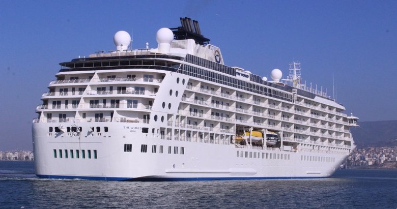 İzmir’e yılın ilk kruvaziyer gemisi 157 yolcu ile geldi