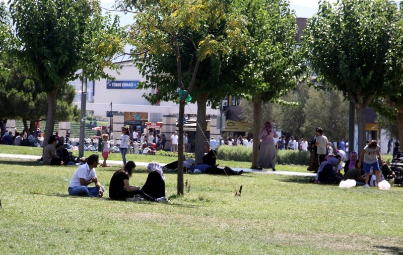 İzmir’de sıcak hava bunalttı