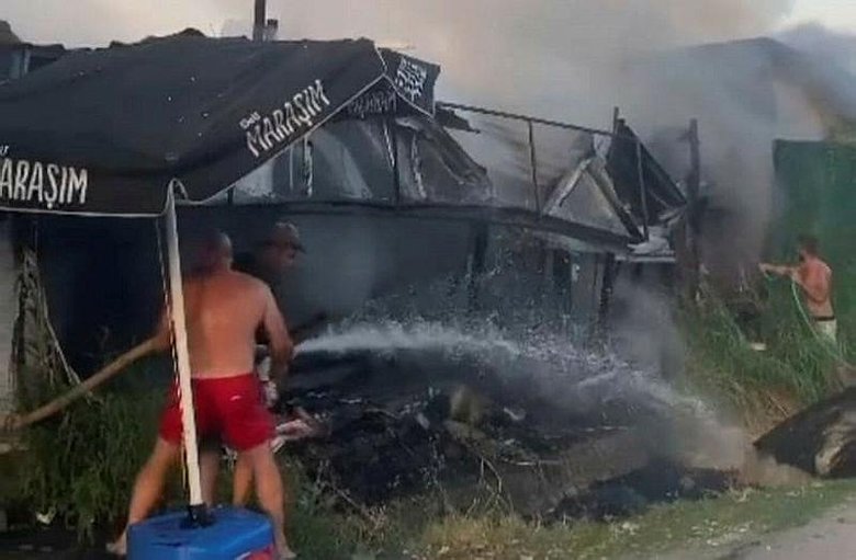 Urla’da hareketli anlar! Yangında küle döndü