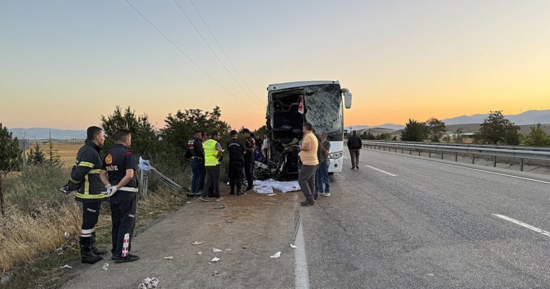 Afyon’da yolcu otobüsü ile kamyon çarpıştı! 1 kişi öldü, 38 kişi yaralandı