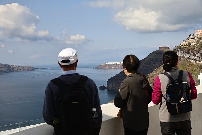 Halk depremlerle sallanan adayı terk ediyor