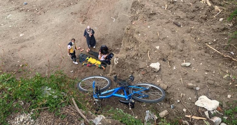 Bisikletiyle 10 metrelik uçurumdan düşen çocuk ölümden döndü