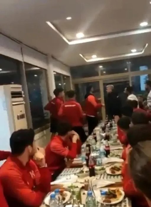 Balıkesirspor’a kendi taraftarı saldırdı: Sandalyeler havada uçuştu