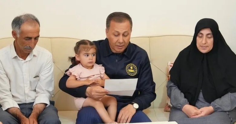 Bakan Yerlikaya şehit Nurettin Tokyürek’in ailesini ziyaret etti: Başkan Erdoğan’ın yazdığı mektubu okudu