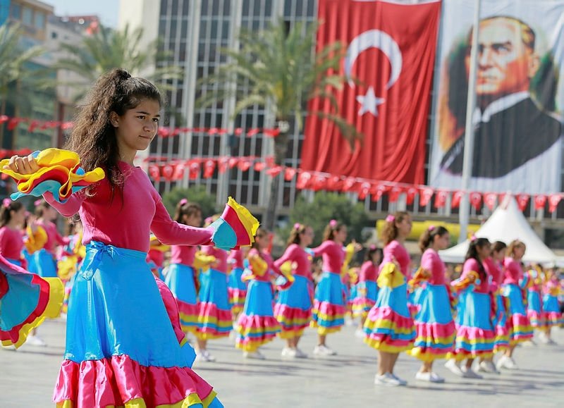 İzmir’de 23 Nisan’a coşkulu kutlama