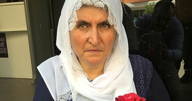 Oğlu HDP’liler tarafından kaçırılan Hacire Akar oturma eylemi yapıyor