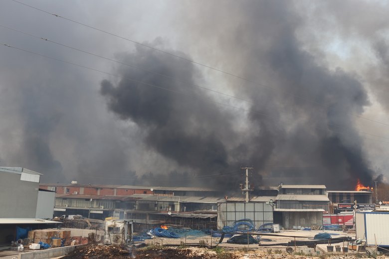 İzmir’de yangın kabusu! Alevler iş yerlerine ve araçlara sıçradı