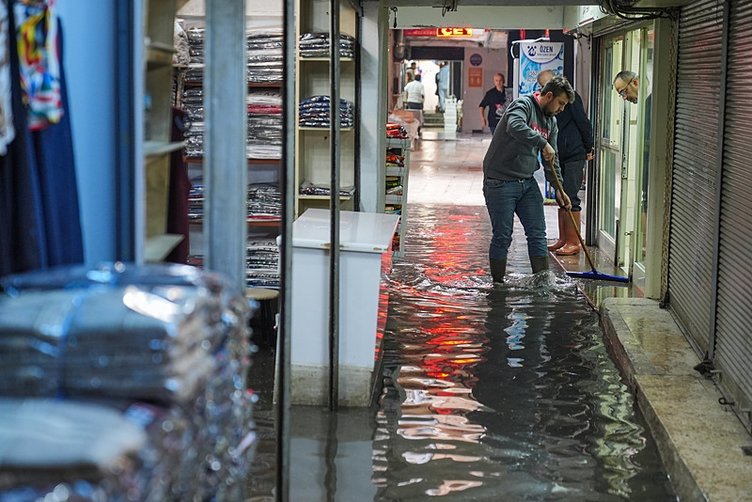 İzmir’de yollar göle döndü! Tarihi Kemeraltı’nı su bastı
