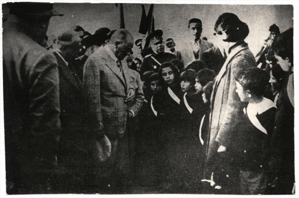 Bağımsızlığın sesi bir asır önce Meclis’ten yükseldi! Mustafa Kemal Atatürk’ün fotoğraflarıyla 23 Nisan Çocuk Bayramı...