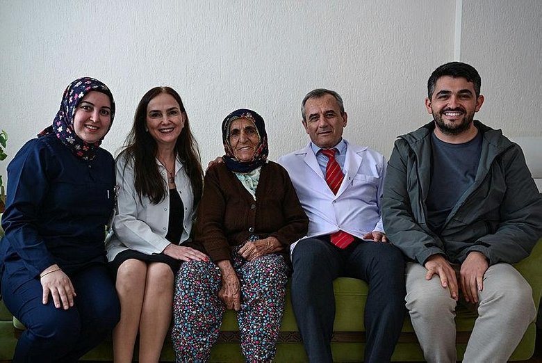 İzmir’de Sağlıklı Yaş Alma Merkezleri ekiplerinden 101 bin 601 kişiye sağlık hizmeti