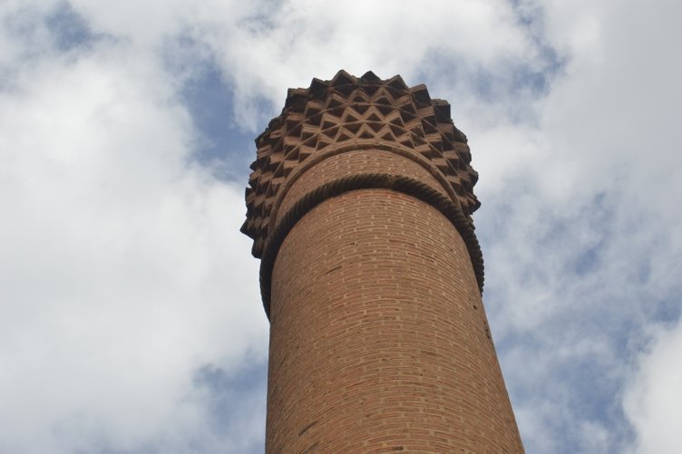 Afyonkarahisar’da tarlaların ortasında bir tarihi minare: Kırık Minare