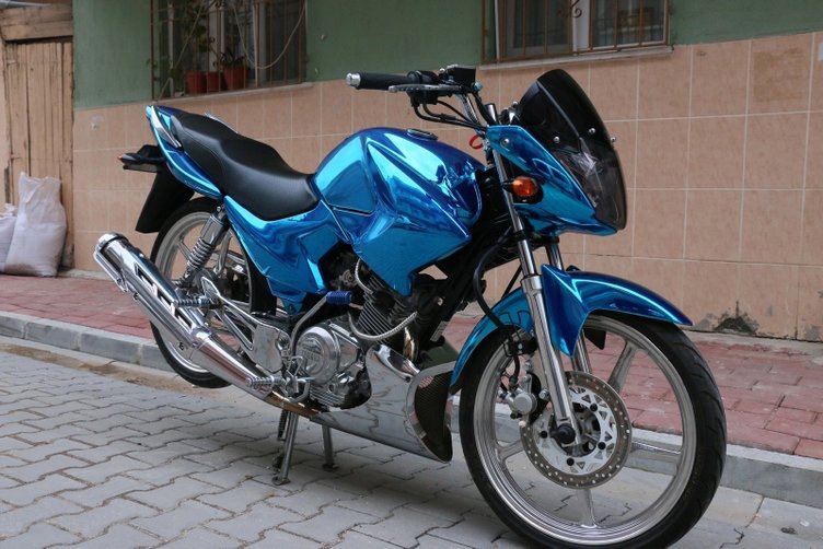 Modifiye motosikletini evinin salonuna park ediyor