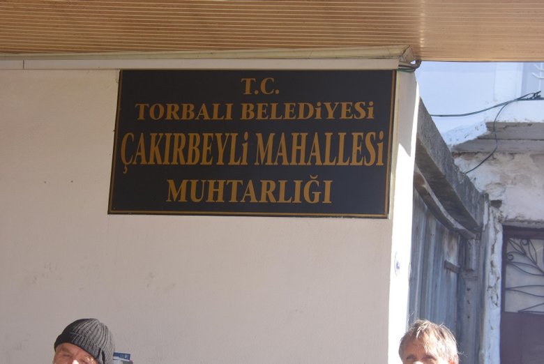 Mahalleli tahliye edilmek istenen muhtarlık binası önünde nöbet tutmaya başladı