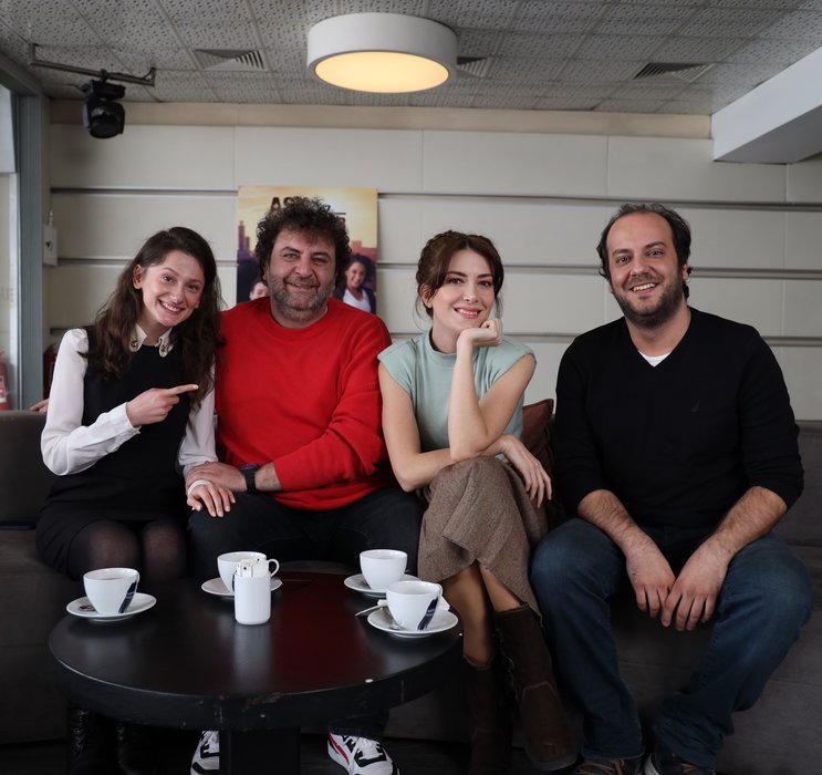 Aşk Kumardır oyuncuları Elit Andaç Çam, Barış Yıldız, Efe Tunçer: Bir Erkek Bir Kadın’ın paltosundan çıktık