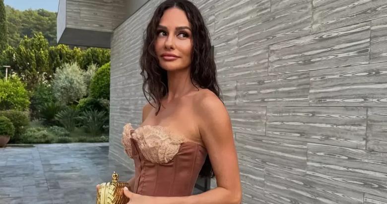 Yasemin Ergene, Seda Sayan’ı arabasında taşıyor