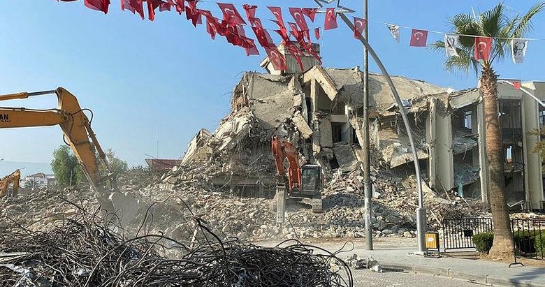 Depremde ağır hasar alan Torbalı Belediye binasının yıkımına başlandı