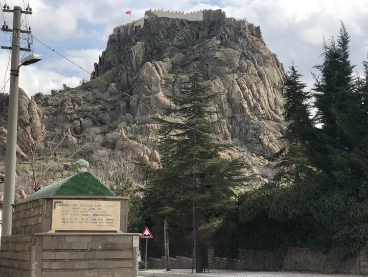 Afyonkarahisar’da yol ortasındaki mezar görenleri şaşırtıyor