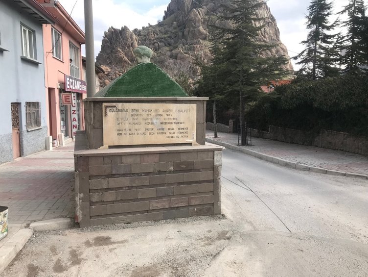 Afyonkarahisar’da yol ortasındaki mezar görenleri şaşırtıyor