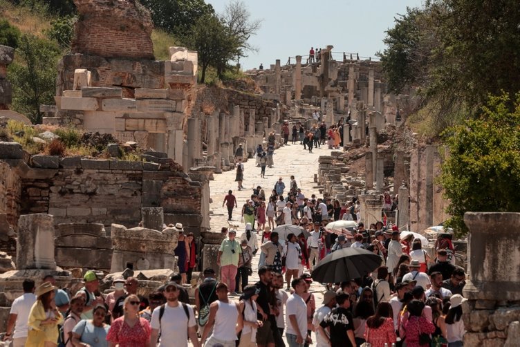 Efes Antik Kenti’ne ziyaretçi akını! Salgının izi kruvaziyer turizmiyle siliniyor