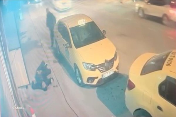 Vicdanları sızlatan olay: Yerde can çekişirken bakıp geçtiler