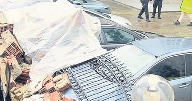 Duvarlar çöktü araçlar devrildi