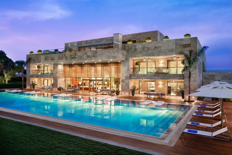 Antalya’da konser verecek olan Jennifer Lopez kurşungeçirmez villada kalacak