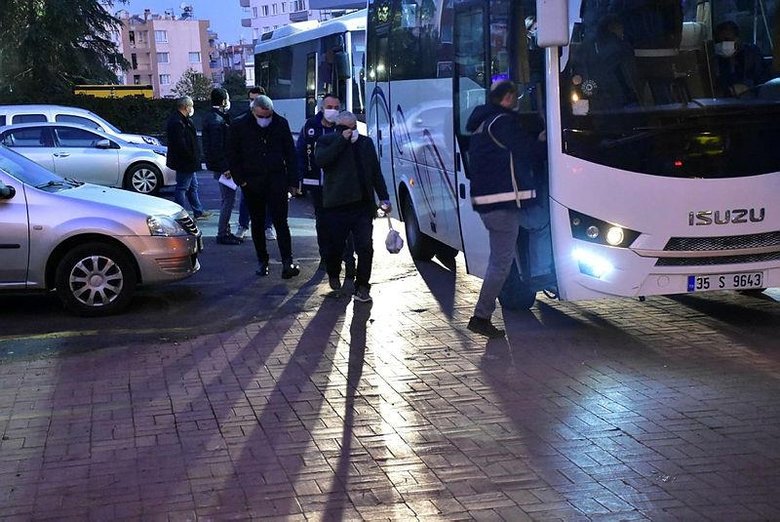 Menemen Belediyesi’ne operasyonda yeni gelişme! Başkan Aksoy’un da aralarında bulunduğu 26 şüpheli adliyeye sevk edildi