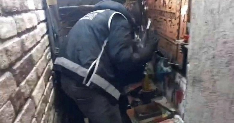 İzmir’de evini silah imalathanesine çeviren zanlı yakalandı
