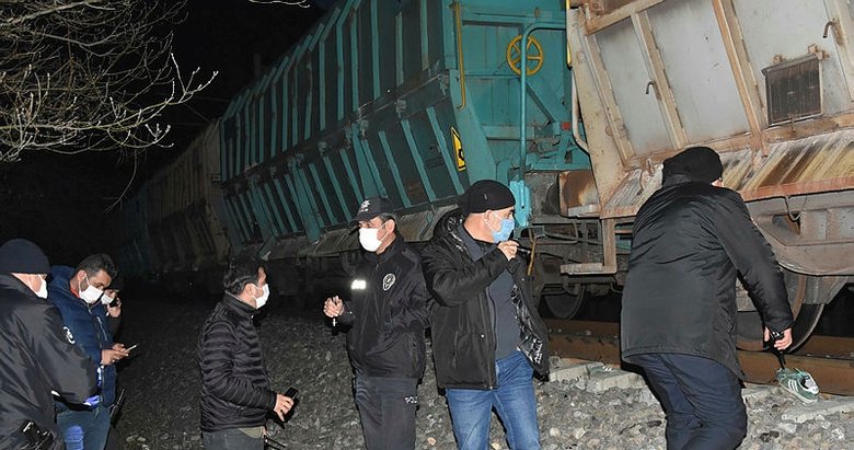 Yük treninin çarptığı yaralı genç, elindeki poşeti bırakmadı