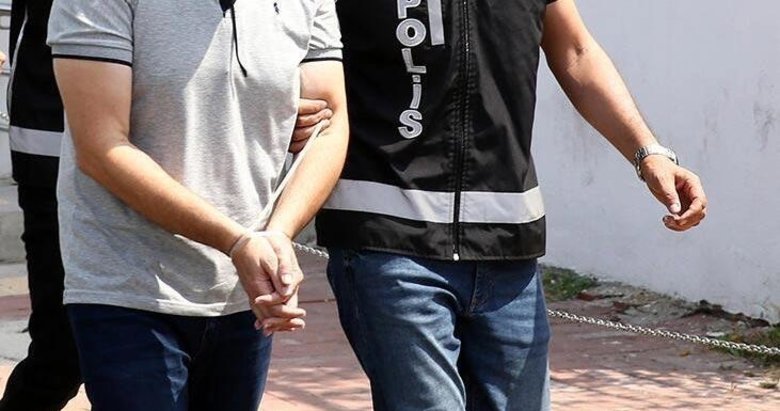 Çatıdan FETÖ’cü çıktı! Polis baskınıyla yakalandılar