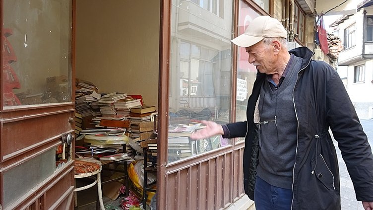 Kütahya’da ilginç olay! Ücretsiz kitap dağıtan kitabevine hırsızlık şoku