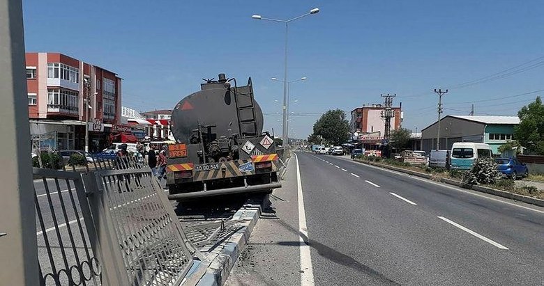 İzmir’de zift yüklü kamyon ile otomobil çarpıştı: 2 yaralı