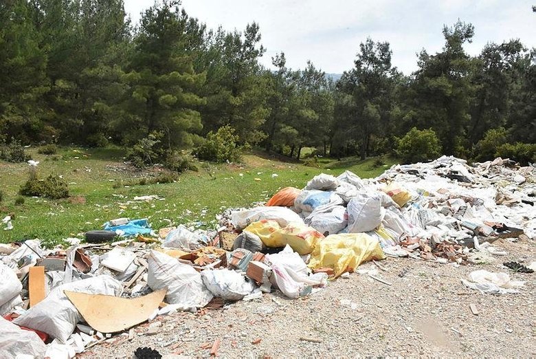 Bornova’dan skandal görüntüler! Ormanı çöplüğe çevirdiler