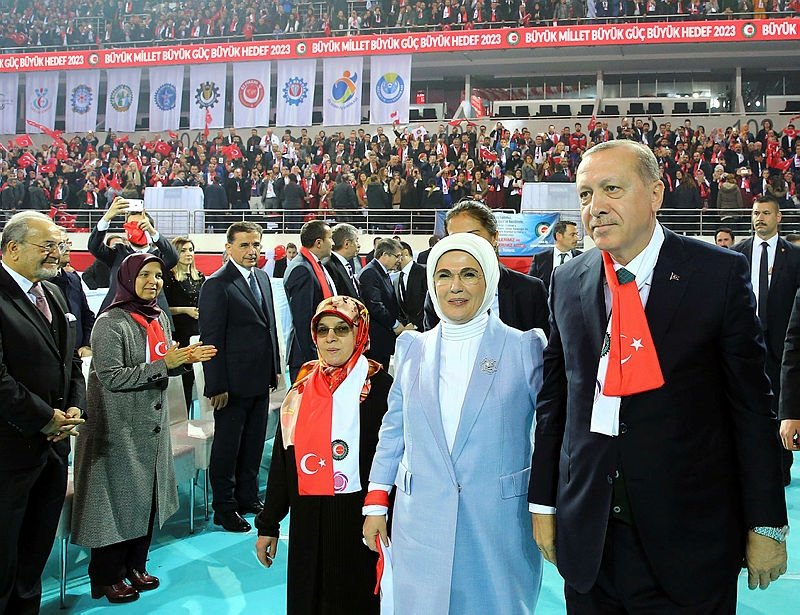 Cumhurbaşkanı Erdoğan’ın makam aracının camına Türk bayrağı yansıdı