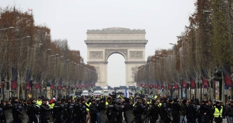 Paris’te son dakika: Sarı yeleklilerin gösterisinde 37 gözaltı