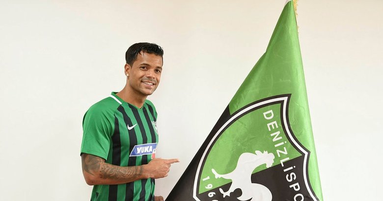 Denizlispor, Mathieu Dossevi’yi kadrosuna kattı