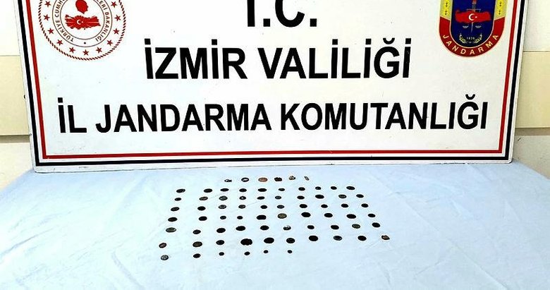 İzmir’de durdurulan araçta 72 parça tarihi eser ele geçirildi