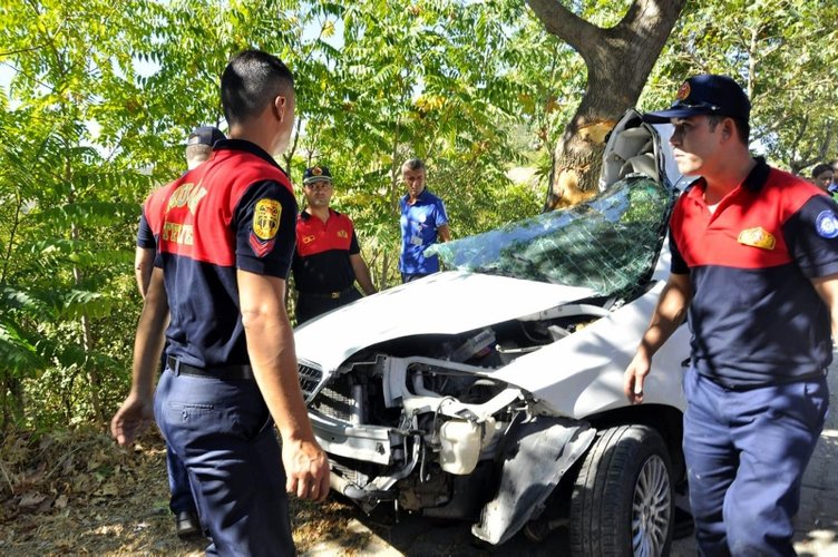 Muğla’da otomobil ağaca çarptı: 2 ölü