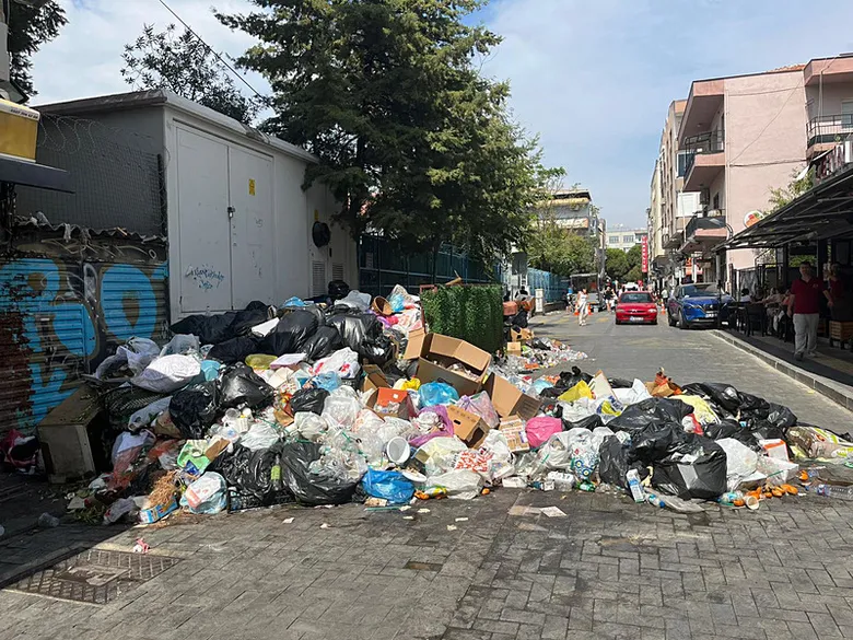 izmirdeki-cop-krizine-bakanlik-el-koydu-inceleme-baslatildi-1758624775819.jpg