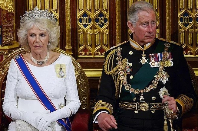 Taç giyme töreninin davetiyesi ortaya çıktı: Kral Charles’ın eşi Camilla ’Kraliçe’ oluyor