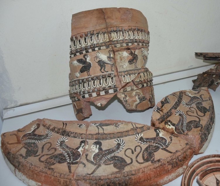 Urla’da fantastik kazı: 2500 yıllık mitolojik yaratıklar ve araba yarışlarıyla süslenmiş lavabo bulundu!