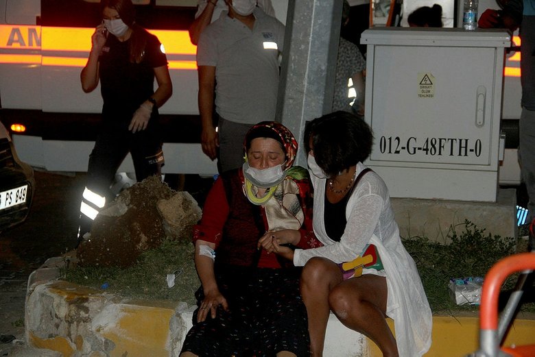 Yaralı taşıyan ambulans kamyonla çarpıştı!