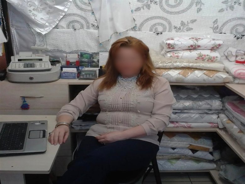 Köylü pazarında kadın esnaflar birbirine girdi! ’Bel kıran’ müşteri kavgası kameraya böyle yansıdı