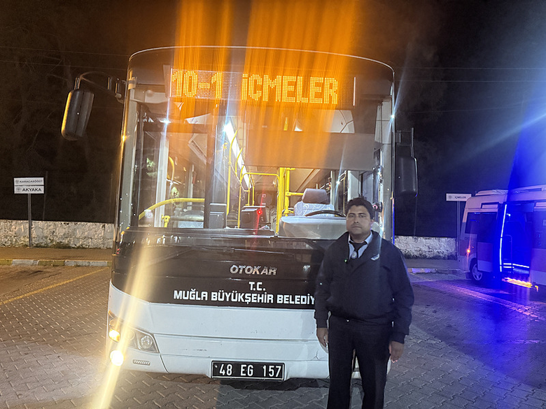 muglada-otobus-soforunden-insanlik-dersi-guzergahin-disina-cikip-solugu-orada-aldi-1772015398885.png