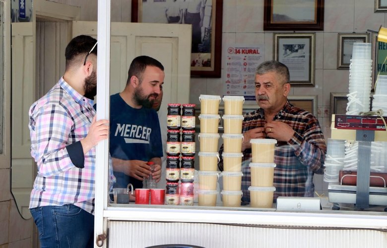 Manisa’nın meşhur tahinli helvası susam ve kül karıştırılarak yapılıyor