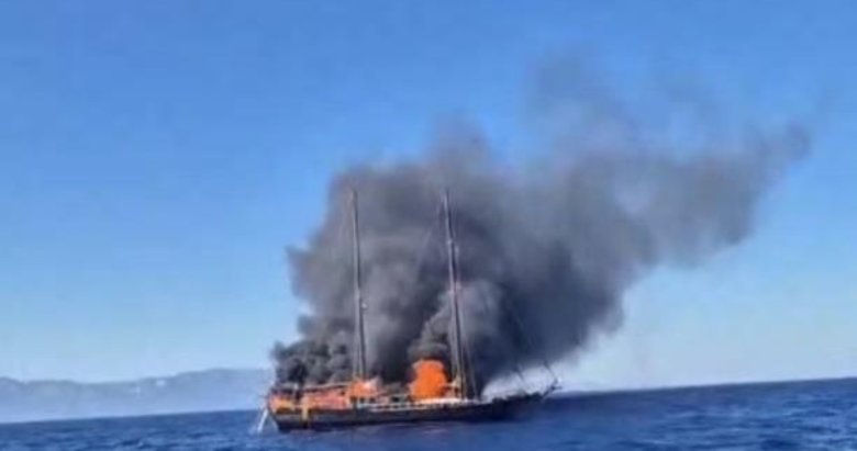 Canlarını zor kurtardılar! Denizin ortasındaki turistleri taşıyan tekne yanarak battı