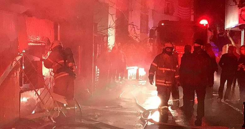 İzmir’de çıkan yangında 2 evde mahsur kalanları komşuları kurtardı
