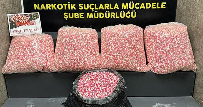 İzmir’de 160 bin 940 sentetik ecza hap ele geçirildi