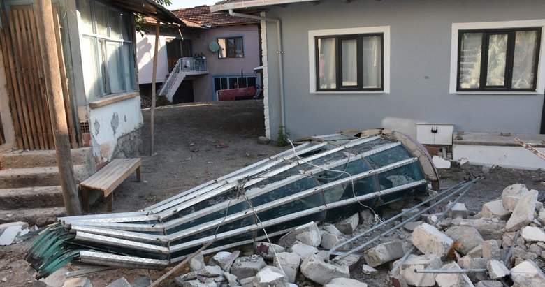 Balıkesir’deki depremde yaşanan panik anları kamerada